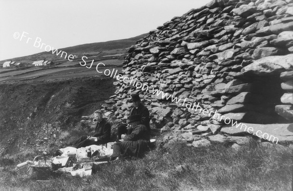 NEAR SLEA HEAD : COOMEENOOL , THE CAPITAL OF SLEA HEAD